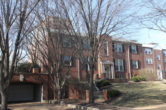 Clayton Condo in Clayton, MO - Foto de edificio - Building Photo