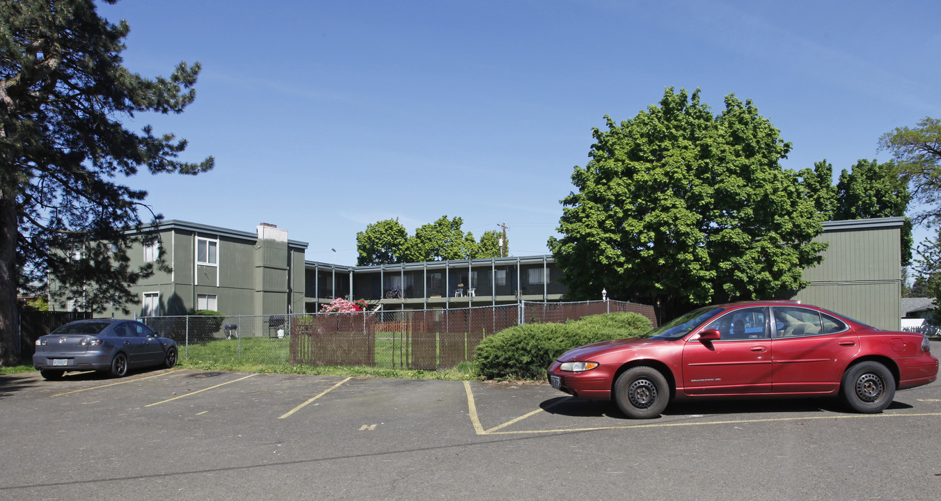 Autumn Oaks Apartments in Gladstone, OR - Building Photo