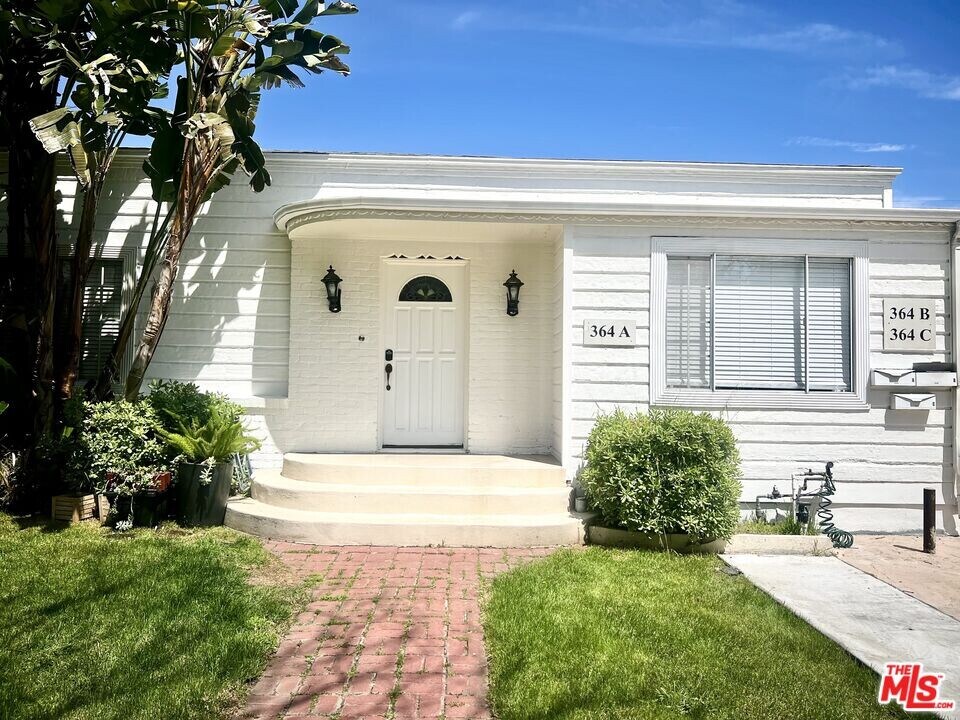 364 N San Vicente Blvd in West Hollywood, CA - Building Photo