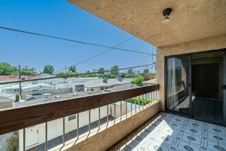 2121 Scott Rd, Unit 202 in Burbank, CA - Building Photo - Building Photo