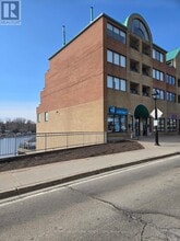 100 Bronte Rd in Oakville, ON - Building Photo - Building Photo