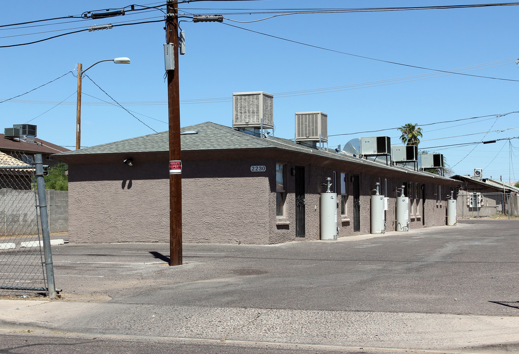 2230 E Polk St in Phoenix, AZ - Building Photo