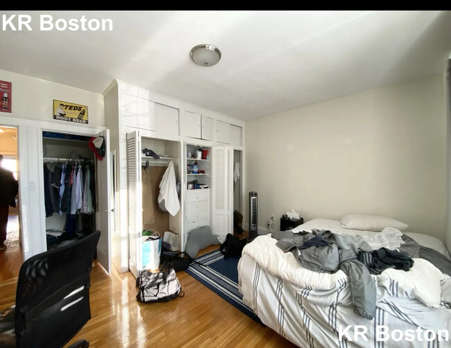 736 Washington St, Unit 2 in Brookline, MA - Building Photo - Building Photo