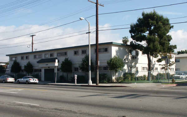 7460 Woodman Ave in Van Nuys, CA - Foto de edificio - Building Photo