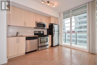 65 Bremner Blvd in Toronto, ON - Building Photo - Building Photo