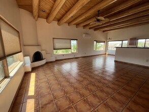 70 Camino de los Arroyos in Ranchos De Taos, NM - Building Photo - Building Photo