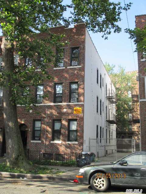 4422 Ketcham St in Elmhurst, NY - Foto de edificio