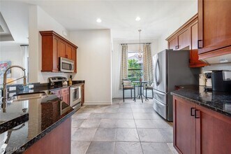 7563 Moorgate Point Way in Naples, FL - Foto de edificio - Building Photo