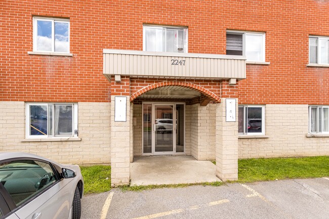 2247 Des Laurentides Boul in Laval, QC - Building Photo - Building Photo