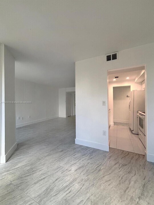 8275 SW 152nd Ave in Miami, FL - Foto de edificio