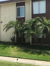 Knott Townhouses in Buena Park, CA - Building Photo - Building Photo