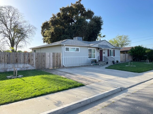 1511 Paradise Ln in Los Banos, CA - Building Photo - Building Photo