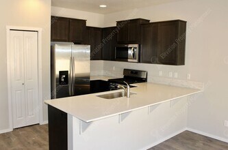 20560 SE Evian Ave in Bend, OR - Foto de edificio - Building Photo
