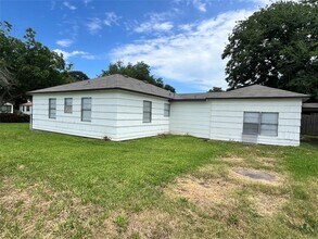 329 S 11th St in La Porte, TX - Building Photo - Building Photo