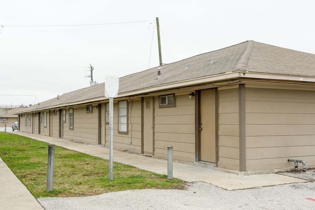 Southlawn Palms Houston, TX Apartments