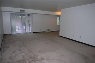 The Forest Apartments in Pittsburgh, PA - Building Photo - Interior Photo