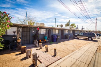 6-plex on 8th Ave in Tucson, AZ - Building Photo - Building Photo