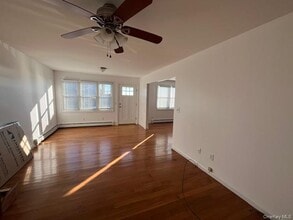 15 Lee Pl in Amityville, NY - Building Photo - Building Photo