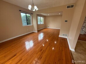 1302 Edison Glen Terrace in Edison, NJ - Foto de edificio - Building Photo