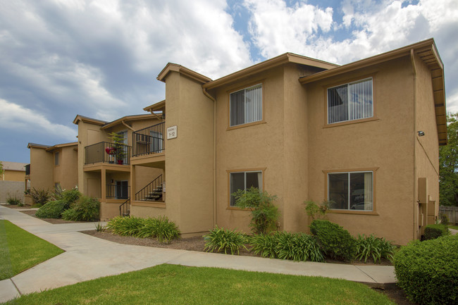 Easter Manor Apartments in El Cajon, CA - Foto de edificio - Building Photo