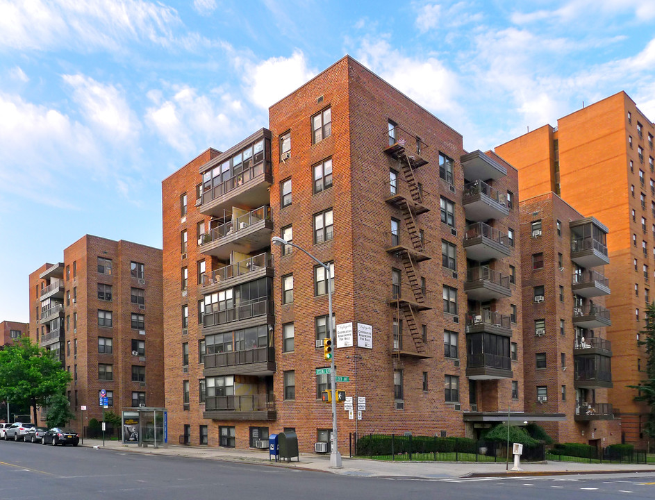 13870 Elder Ave in Flushing, NY - Building Photo