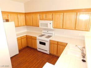 4910 Black Bear Rd in Las Vegas, NV - Foto de edificio - Building Photo