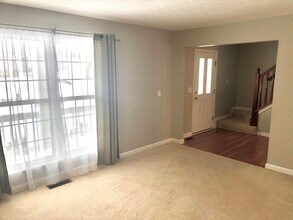 2916 Abbey Knoll Dr in Lewis Center, OH - Building Photo - Building Photo