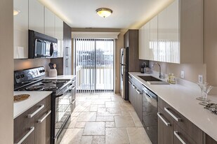 River Oaks West in Novi, MI - Building Photo