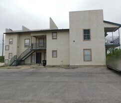 105 Rockwell Way in Del Rio, TX - Building Photo