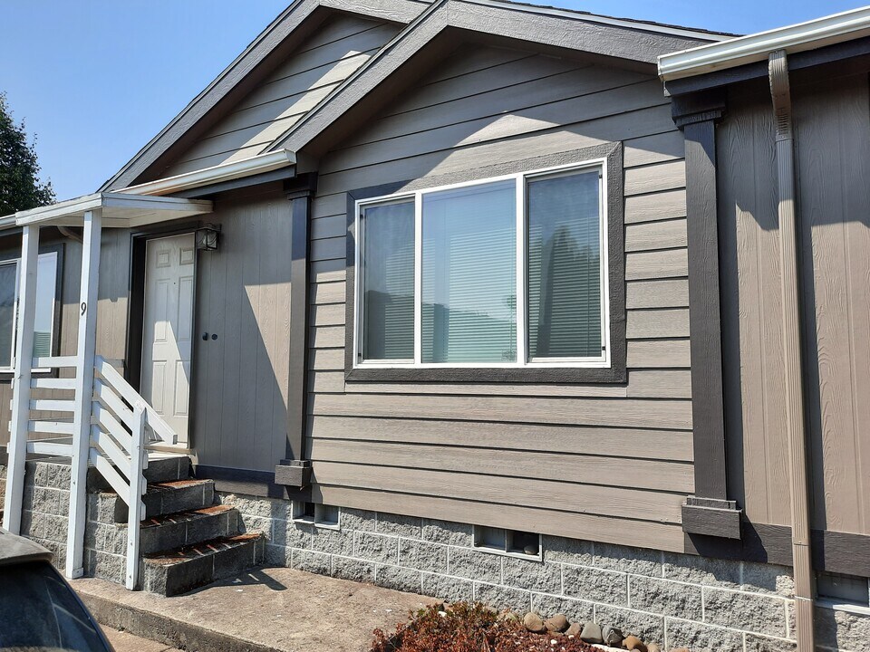 3200 Oak Terrace Dr in Lebanon, OR - Building Photo
