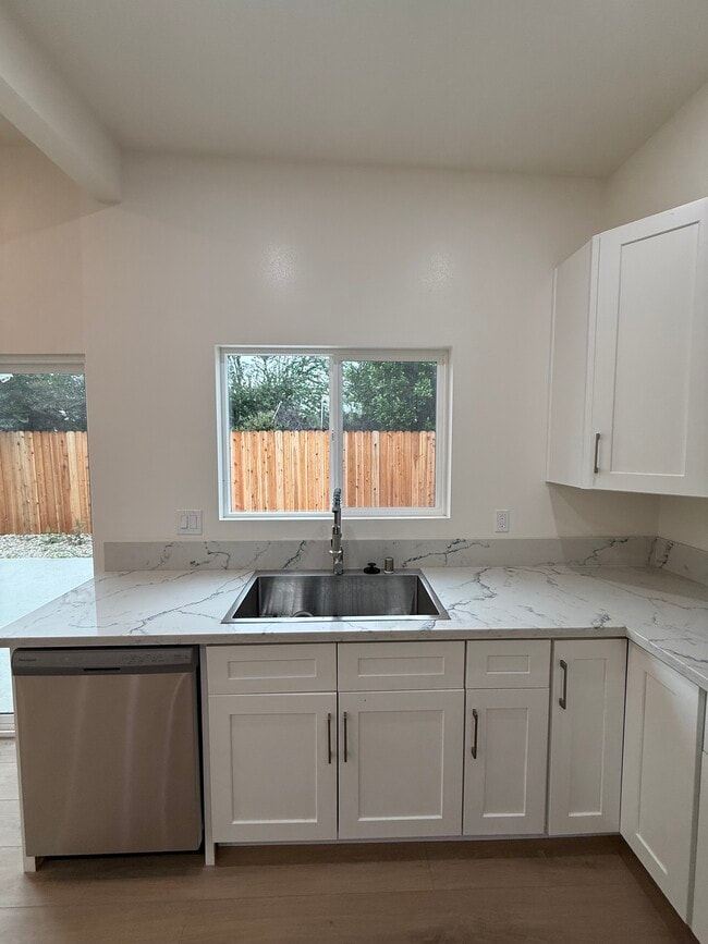 13040 Terra Bella St in Los Angeles, CA - Building Photo - Building Photo