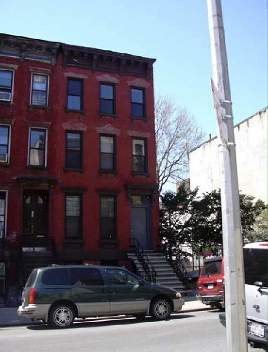 180 E 111th St in New York, NY - Building Photo