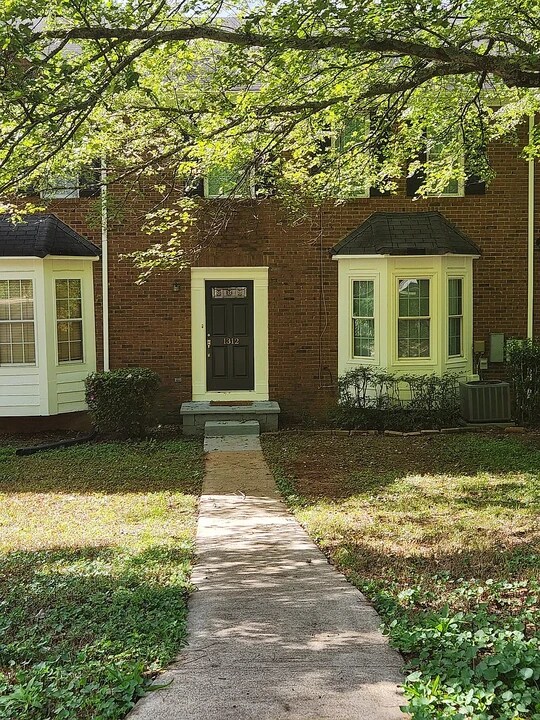 1312 Warsaw Rd in Roswell, GA - Building Photo