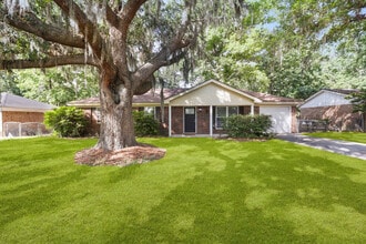 226 Larchmont Dr in Savannah, GA - Building Photo - Building Photo
