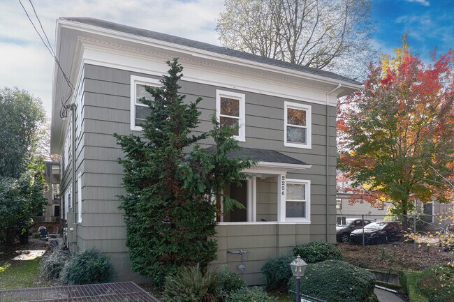 Nob Hill Court Apartments in Portland, OR - Foto de edificio - Building Photo
