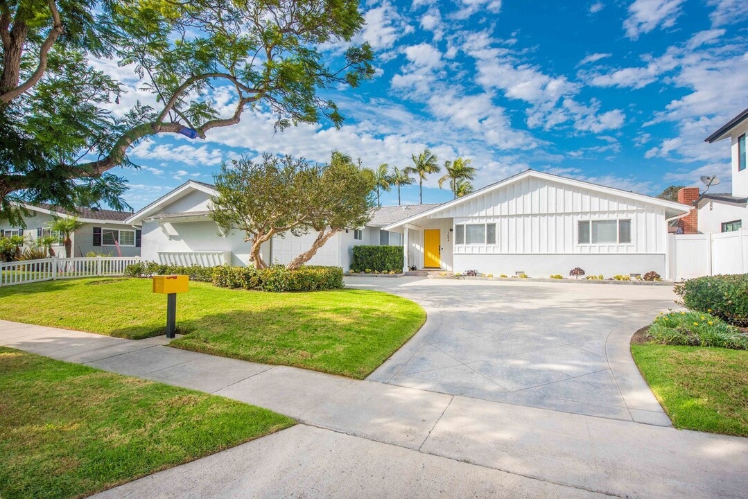 1406 Mariners Dr in Newport Beach, CA - Building Photo