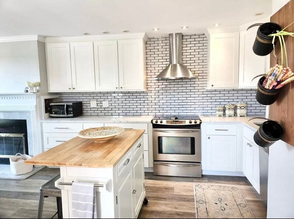 166 Quincy Shore Dr in Quincy, MA - Building Photo