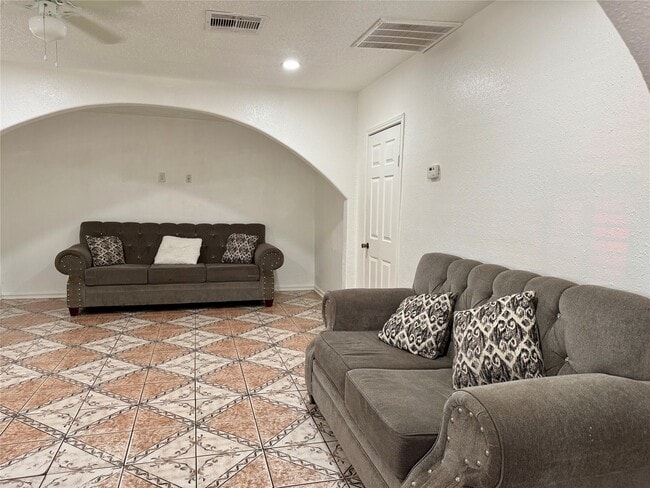 602 Massey Tompkins Rd in Baytown, TX - Building Photo - Building Photo