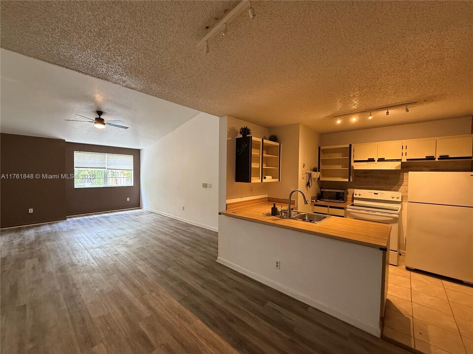 18328 NW 68th Ave in Hialeah, FL - Building Photo