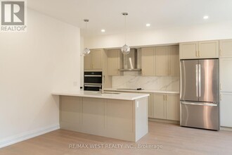 3903 Koenig Rd in Burlington, ON - Building Photo - Building Photo