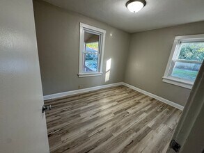 927 N Elm Ave in Webster Groves, MO - Building Photo - Building Photo