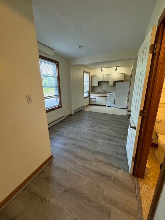 49 Ledyard Ave in Groton, CT - Building Photo