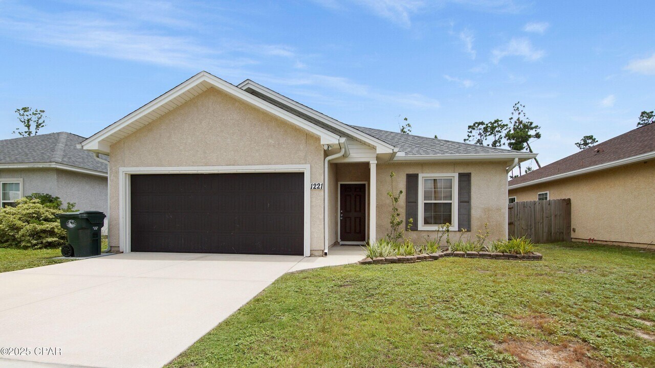 1221 E 26th St in Lynn Haven, FL - Building Photo