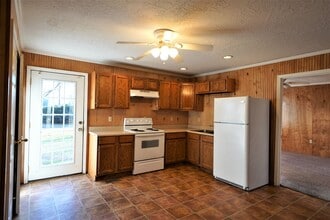 210 Lee St in Martin, TN - Building Photo - Building Photo