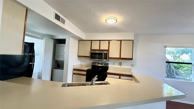 9999 Summerbreeze Dr in Sunrise, FL - Building Photo - Building Photo