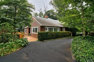 50 Glenwood Rd in Roslyn, NY - Building Photo - Building Photo