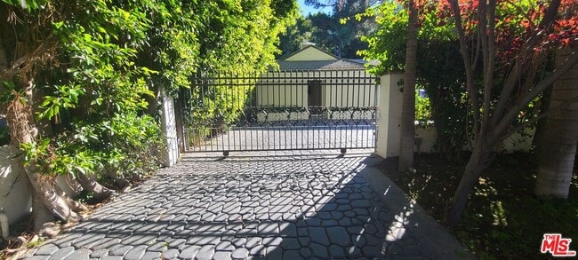 1258-1258 Coldwater Canyon Dr in Beverly Hills, CA - Building Photo - Building Photo