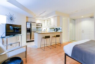 21 Nelson St in Toronto, ON - Building Photo