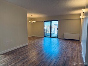 10 N Wood Ave in Linden, NJ - Building Photo - Building Photo