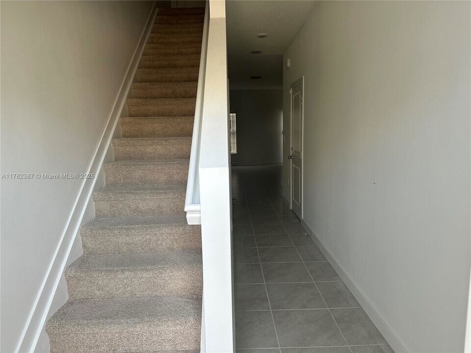 822 SW 11th Ter in Florida City, FL - Building Photo